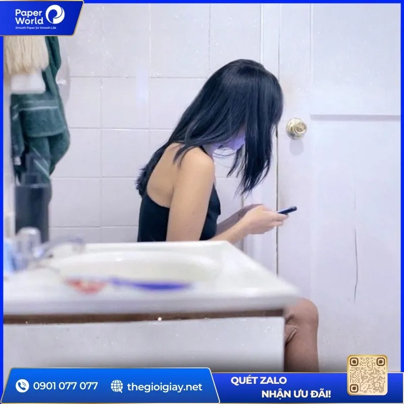 Sử dụng điện thoại là một trong những thói quen xấu khi đi vệ sinh