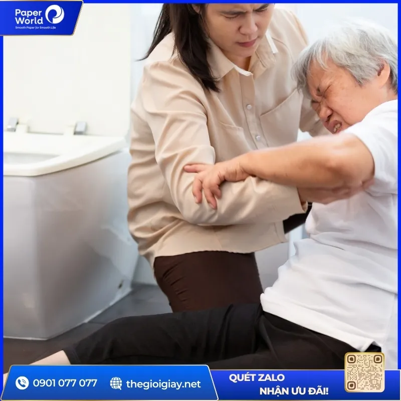 Ngồi lâu khi đi vệ sinh và đứng lên đột ngột dễ gây thiếu máu não, dẫn đến hoa mắt hoặc ngất xỉu