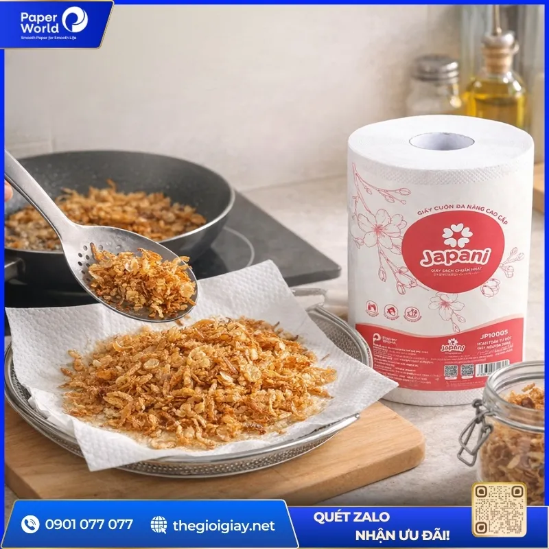 Thấm dầu hành phi bằng khăn giấy Japani giúp hành khô ráo, giòn lâu, không bết dầu